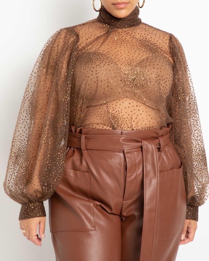 Front of a model wearing a size 14/16 Luna Sparkle Mesh Tie Neck in Sorrel Horse by ELOQUII. | dia_product_style_image_id:216650